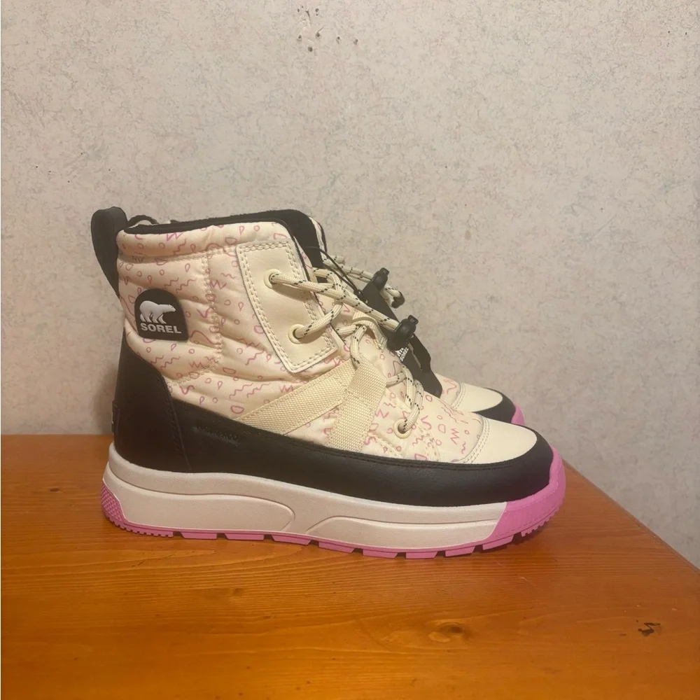 SOREL NWOB Kids' Whitney III Mid Waterproof Boots. Girls Size 5 cream and pink.